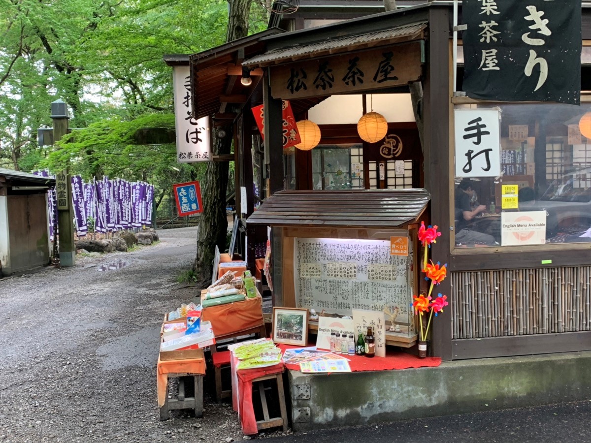 深大寺で犬連れでお蕎麦が食べれるおススメのお店 志村園長も来ていた松葉茶屋 クリーム色の日々